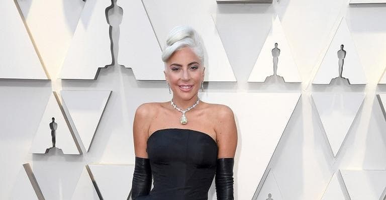 Chorando, Lady Gaga posa com estatueta do Oscar e faz desabafo emocionante sobre sua carreira