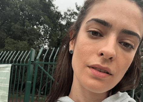 Comemorando a chegada da sexta, vilã de As Aventuras de Poliana surge só de biquíni e espanta pela boa forma