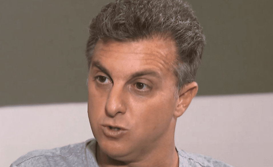 Luciano Huck quebra protocolo e fala sobre a morte de Ricardo Boechat