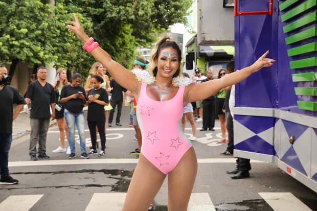 Após ser detonada por aparecer com apoiador de Bolsonaro, Valesca Popozuda tenta pedir desculpas a comunidade LGBTQ+