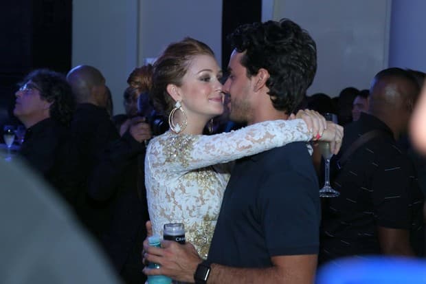 Marina Ruy Barbosa aproveita dia de folga com shortinhos e cozinhando para o maridão