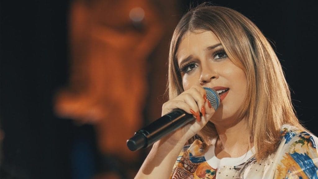 Marília Mendonça exibe cintura fina e é elogiada por internautas e famosos: "Queria essa barriguinha"
