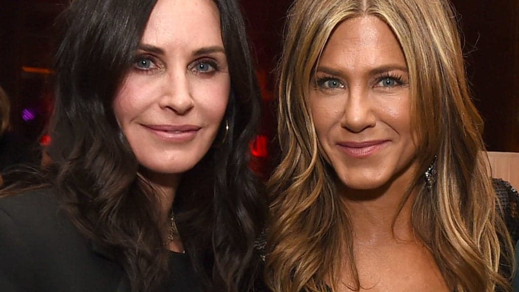 Avião com Jennifer Aniston e Courtney Cox faz pouso de emergência e atrizes passam momentos de pânico; veja vídeo