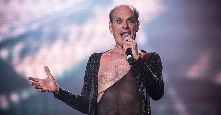 Ney Matogrosso aparece completamente nu e detalhe especial acaba chocando os internautas