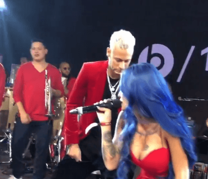 Neymar é flagrado observando o bumbum de Tati Zaqui e público repercute