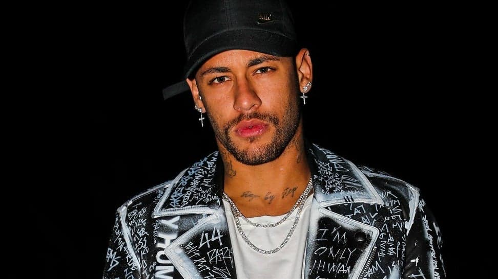 Neymar leva companhia para curtir o Valentine's Day e surpreende
