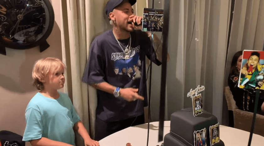 Em festinha privada, Neymar Jr canta funk proibidão e arrisca passinho de muletas