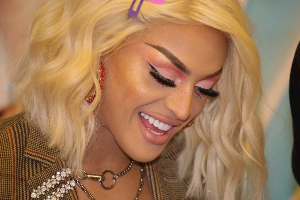 Criança fica aos prantos após abraçar Pabllo Vittar e emociona os brasileiros; assista