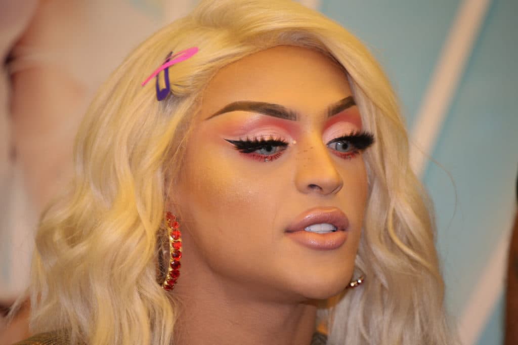 Apontado como namorado de Pabllo Vittar, modelo sai do anonimato e expõe o romance