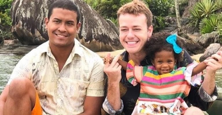 Casado com um homem, ator Pablo Sanábio se emociona ao falar sobre adoção de filha