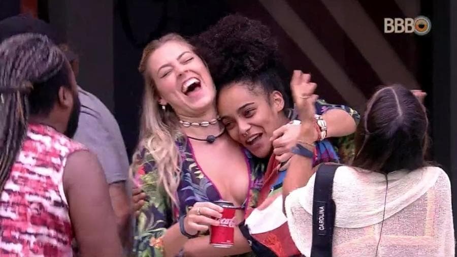 BBB19: Gabriela cai em pegadinha de brothers e sem cigarros entra em desespero