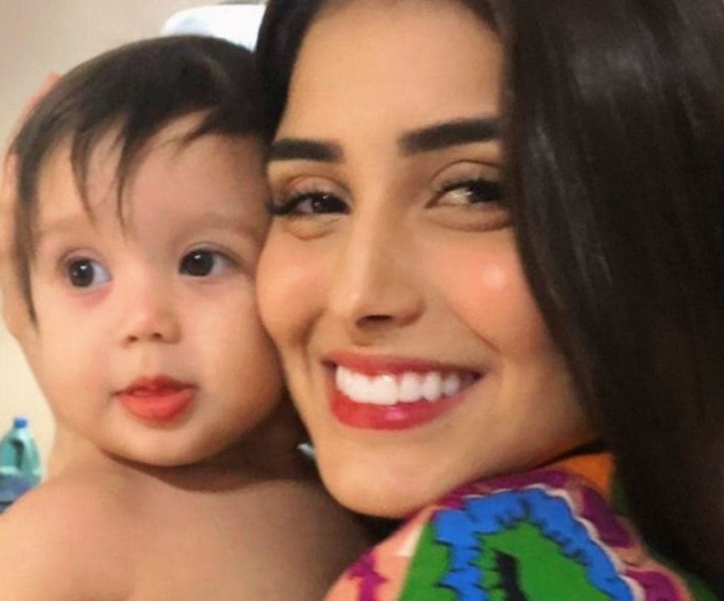 Em meio a disputa judicial, Letícia Almeida comemora um ano de sua filha com Jonathan Couto