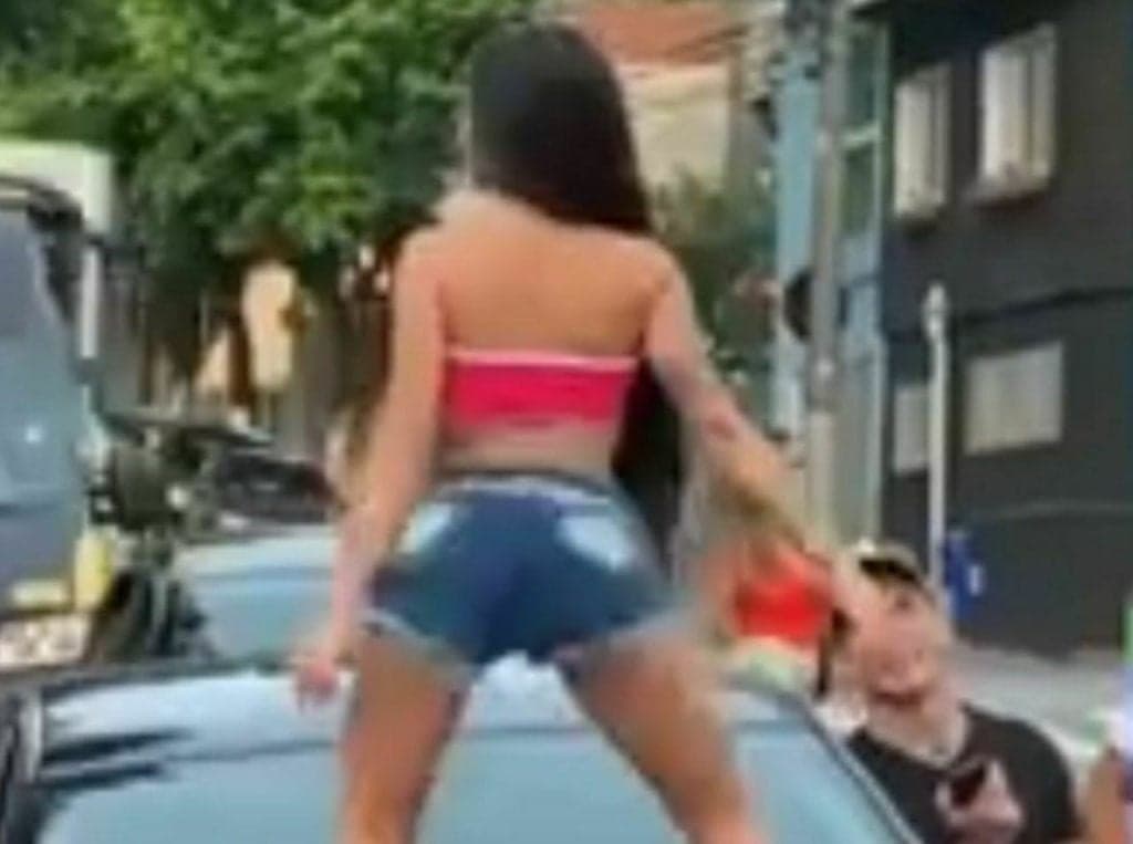 Cantora famosa é flagrada dançando em porta de escola, vira piada e é detonada