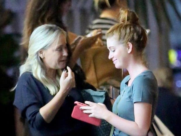 Marina Ruy Barbosa passeia em shopping com a mãe (Foto: Thiago Martins/AgNews)
