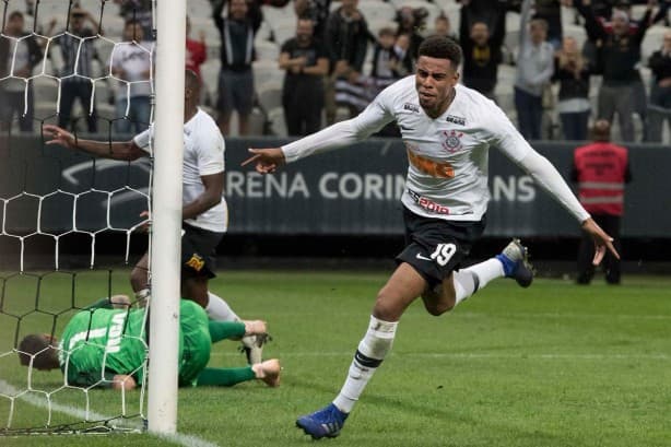 Jogo do Corinthians levanta audiência da RedeTV! e faz emissora bater recorde em sete anos