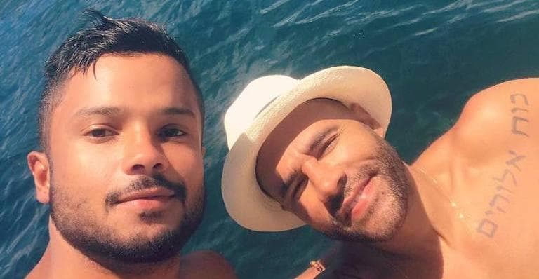 Rodrigo Sant'Anna volta a posar com o namorado e agradece o apoio dos fãs