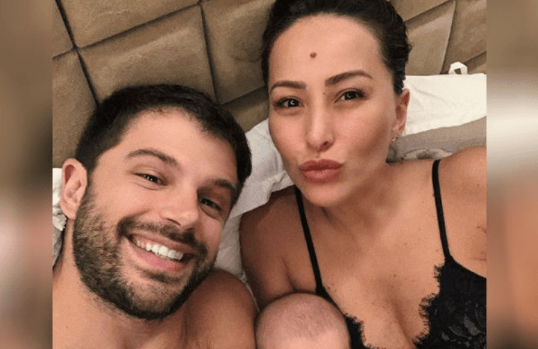 Sabrina Sato aparece com Zoe em foto e detalhe no rosto da menina chama a atenção do público
