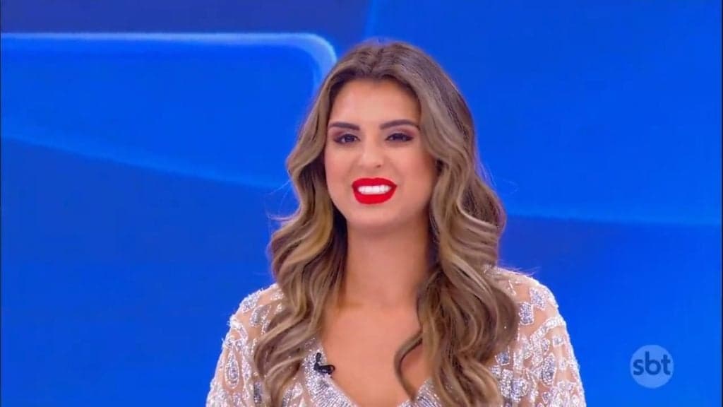 Famosa entrega currículo no shopping após ser chutada pelo SBT