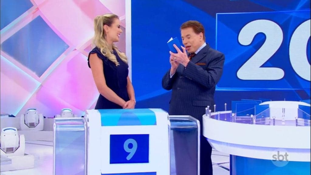 No Jogo das Três Pistas, Silvio Santos diz sentir falta de Thaís Pacholek e reação da atriz impressiona