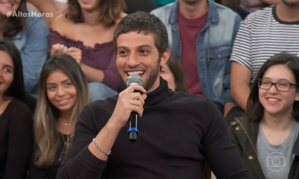 Chay Suede ignora Record, afirma que não conseguia pagar as contas antes de ir para a Globo e choca com revelação