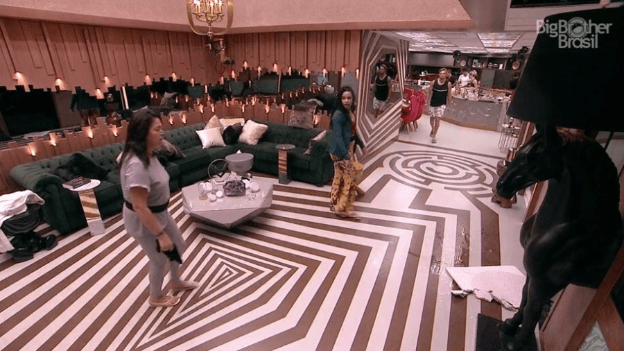 BBB19: Após chuva forte, parte do teto desaba e brothers entram em desespero