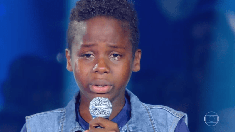 Jurados do The Voice Kids caem no choro após Jeremias se emocionar e cantar sem desafinar