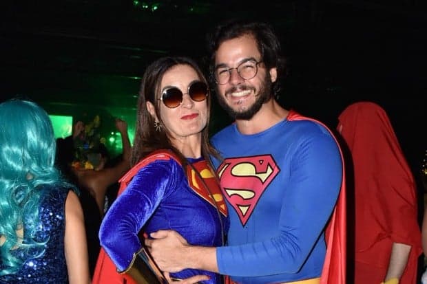 Com Túlio Gadêlha, Fátima Bernardes surge com fantasia inusitada e 'se joga' no Carnaval
