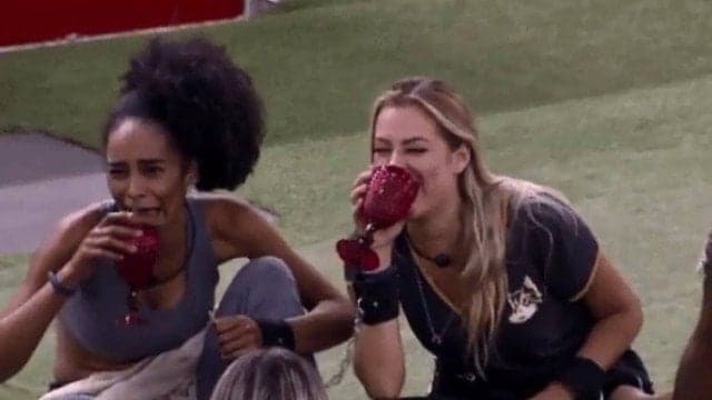 Participantes brincam de Eu Nunca no BBB19 (Foto: Reprodução/ Globo) Participantes brincam de Eu Nunca no BBB19 (Foto: Reprodução/ Globo)