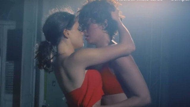 Bruna Linzmeyer dispara sobre o clipe quente com Camila Pitanga: "Há muitas maneiras de falar sobre ódio, uma delas é falar de amor"