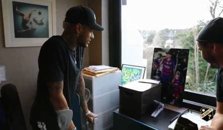 Humilde, Neymar recebe fã em sua casa e choca com revelações: "É difícil, mas consegui me acostumar"