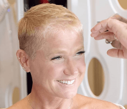 Após radicalizar o visual, Xuxa rejeita cirurgias e maquiagem: 'Vão me ver cada vez mais velha!'