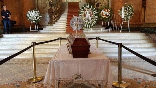Famosos da Globo marcam presença no velório de Bibi Ferreira e caem em lágrimas