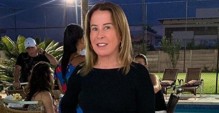 Aos 60 anos, Zilu Camargo posta foto e é compara com menininha