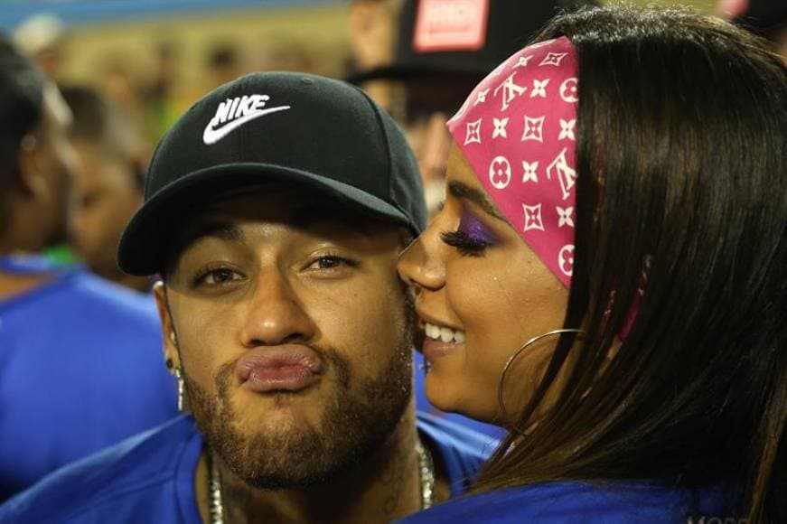 Neymar nega ter beijado Anitta em participação no Programa Silvio Santos