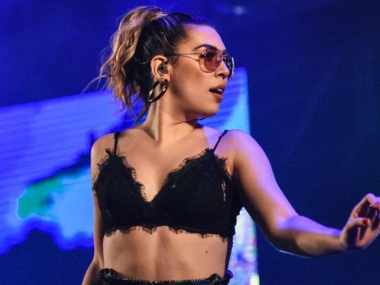 Naiara Azevedo abusa da sensualidade, surge bem sexy e detalhe do do bumbum impressiona