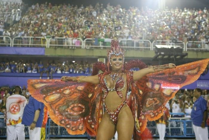 Belo evita Viviane Araújo na Marquês de Sapucaí e atriz alfineta atual mulher do cantor