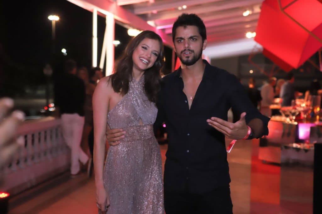 Agatha Moreira e Rodrigo Simas são flagrados aos beijos e momento de intimidade é exposto