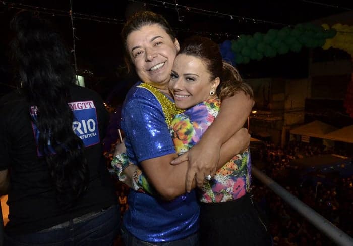 David Brazil protagoniza beijão com Viviane Araújo e causa burburinho na internet