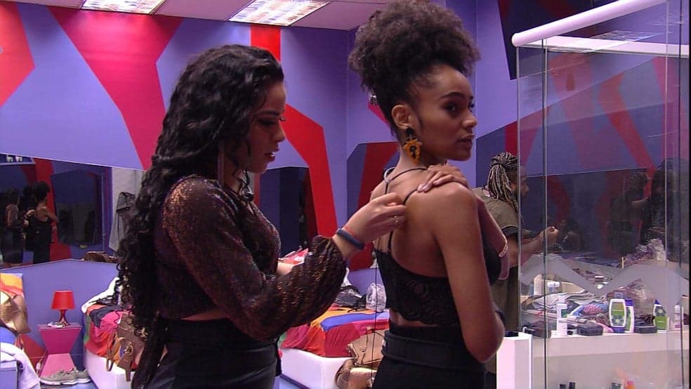 BBB19: Elana faz brincadeira sexual com Tarzan e Gabi responde com ignorância