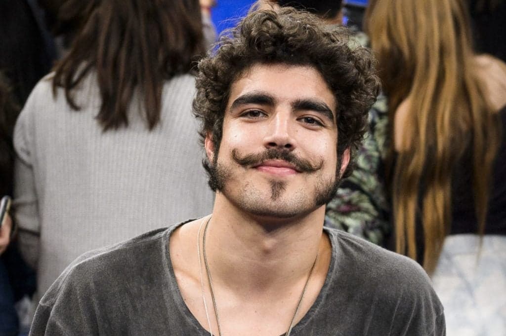 Caio Castro não se controla, mostra demais no carnaval e choca foliã; vídeo