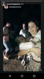 Bruna Marquezine dançou com uma criança no colo (Foto: Reprodução/Instagram) Bruna Marquezine dançou com uma criança no colo (Foto: Reprodução/Instagram)