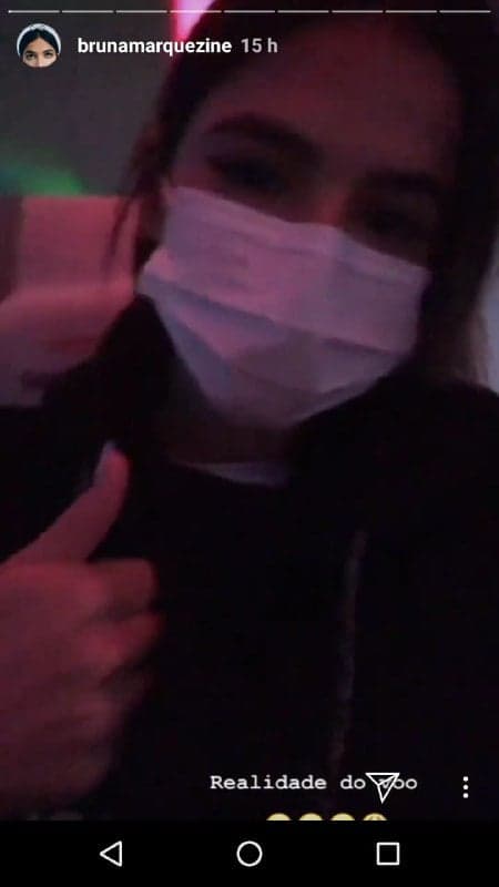 A atriz também usou uma máscara hospitalar por conta da gripe (Foto: Reprodução/Instagram) A atriz também usou uma máscara hospitalar por conta da gripe (Foto: Reprodução/Instagram)