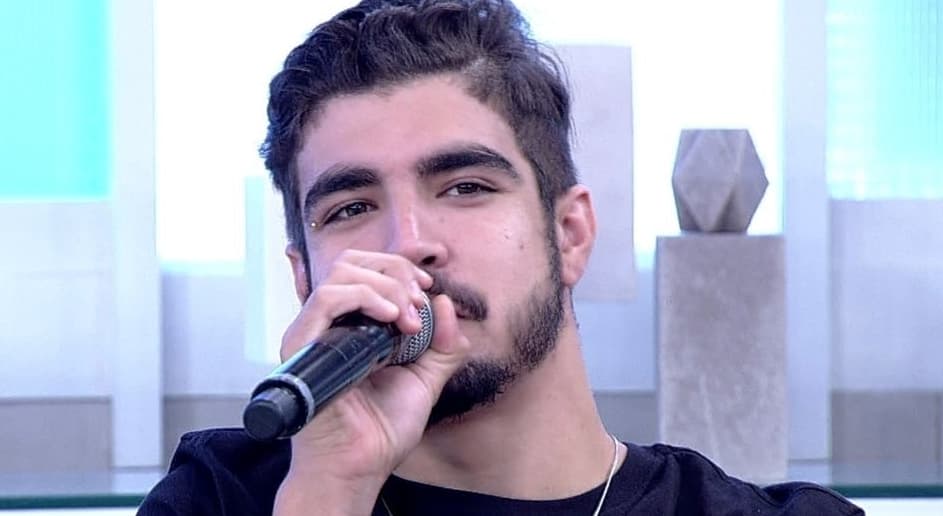 Caio Castro se pronuncia após descobrir seu vídeo íntimo no Carnaval