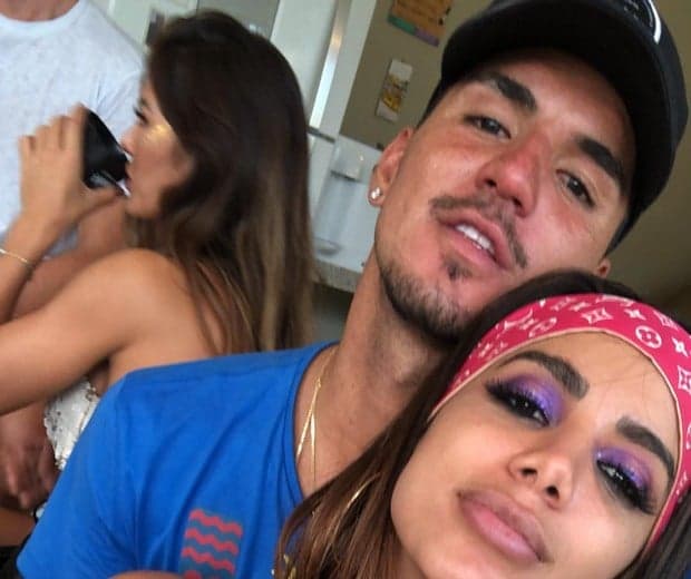 Anitta e Gabriel Medina vivem affair às escondidas e amigos do surfista detonam romance