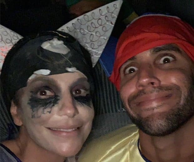 Ivete Sangalo se disfarça com o marido, não são reconhecidos e curtem Carnaval junto com os foliões