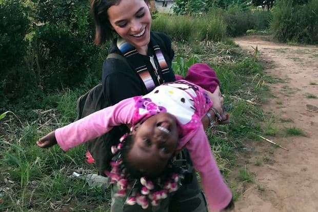 Bruna Marquezine escreve carta de despedida de crianças na África e emociona com relato surpreendente