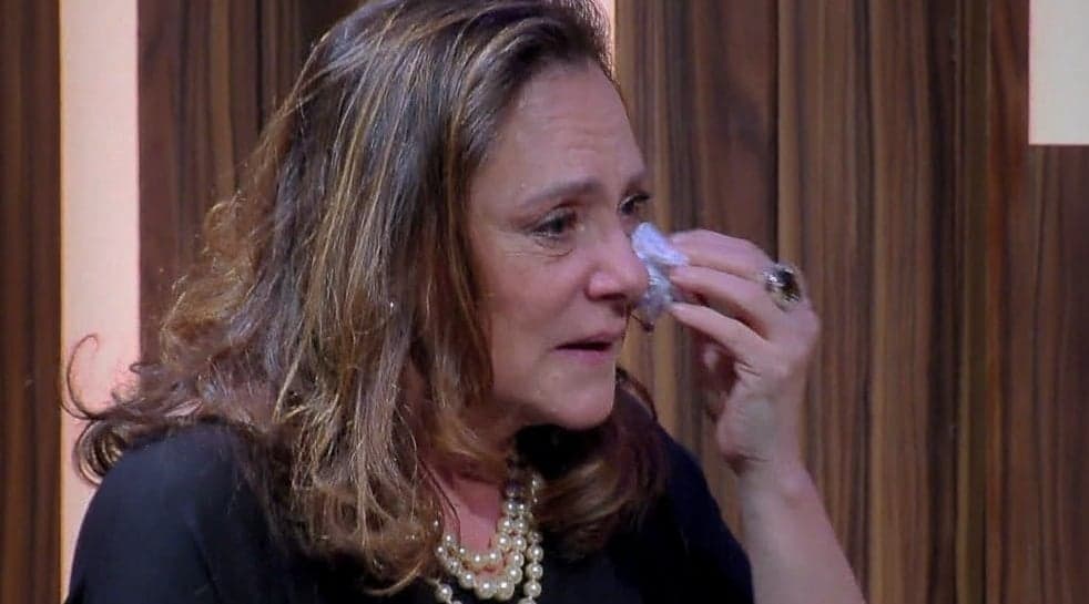 Elizabeth Savala leva esporro de atriz durante reunião na Globo e vai aos prantos