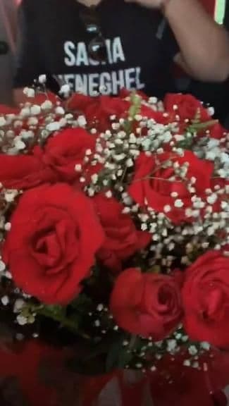 Anitta ganhou flores de presente (Foto: Reprodução/Instagram) Anitta ganhou flores de presente (Foto: Reprodução/Instagram)