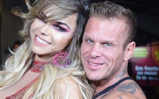 Léo Áquila surge em foto ao lado do marido em foto ousada e deixa internautas abismados