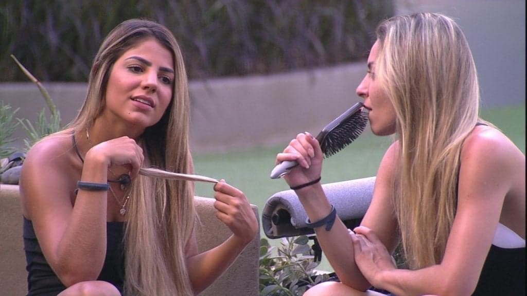 BBB19: Paula apunhala Hariany pelas costas e promete a colocar no paredão